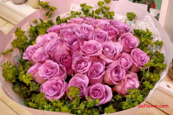 生日送玫瑰花是什么意思_生日送玫瑰花送幾朵_生日送的玫瑰花